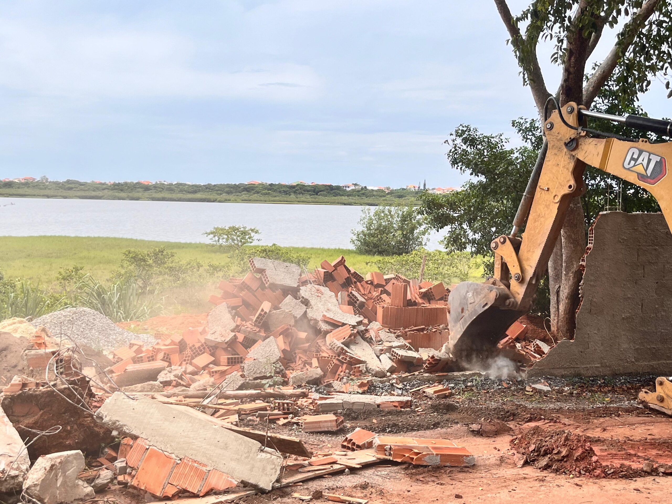 Maricá aperta cerco contra construções irregulares com demolições, entenda!