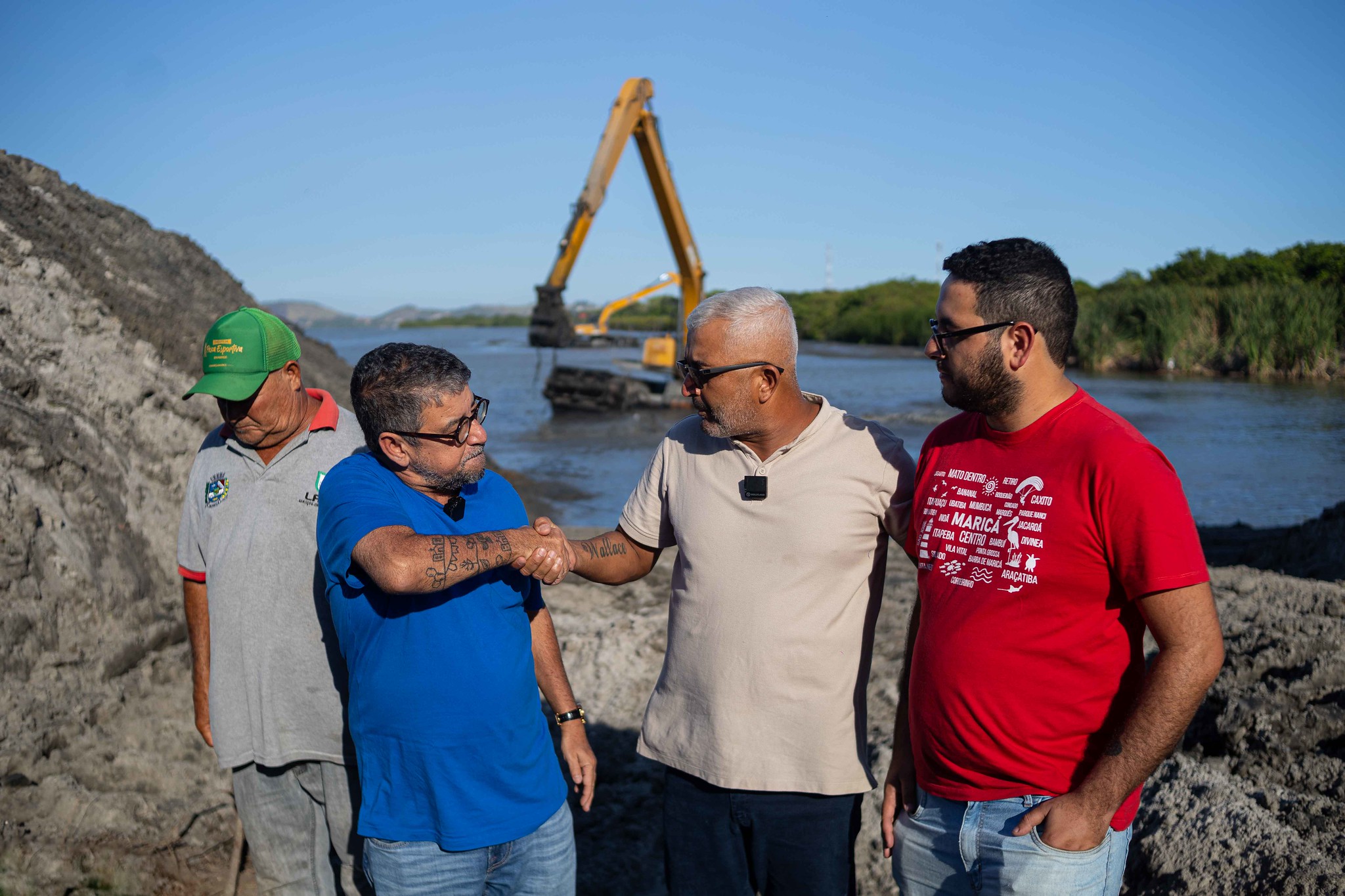 Quaquá vistoria obra de desassoreamento do Canal de Bambuí