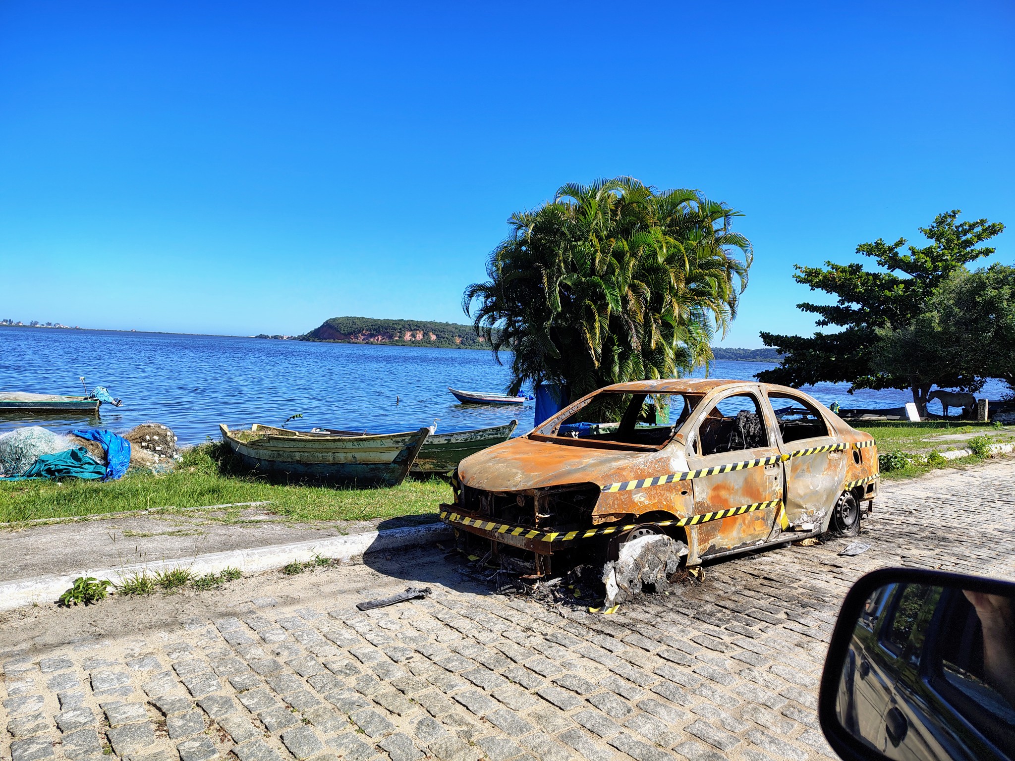 Maricá: Morador relata carro incinerado abandonado há mais de dois meses
