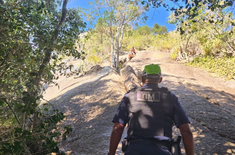 Incêndio no Morro do Elefante assusta trilheiros e mobiliza equipes de resgate em Itaipuaçu