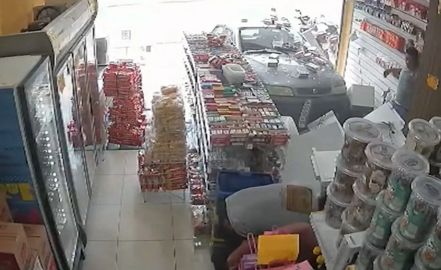 Motorista passa mal e carro invade loja no Centro de Maricá